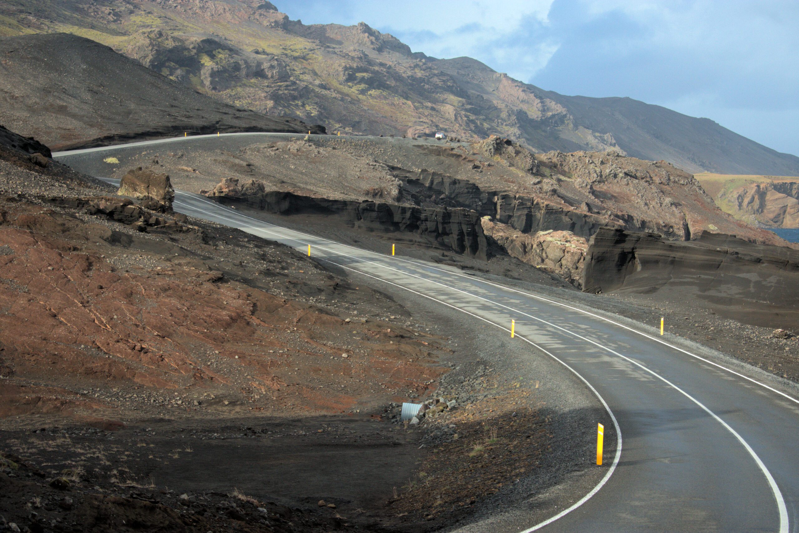 Island, eine Strasse führt durch die Lavalandschaft von Island. Island Entdeckungen