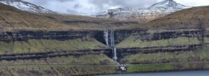 Ein Wasserfall mitten in einem Berg auf den Färöer-Inseln.