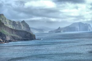 Die Fjorde der Färöer-Inseln an einem bewölkten Tag.