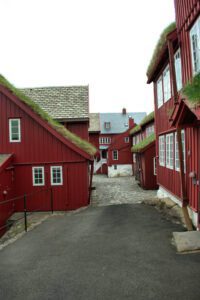 Ein rotes Gebäude mit grünem Dach.