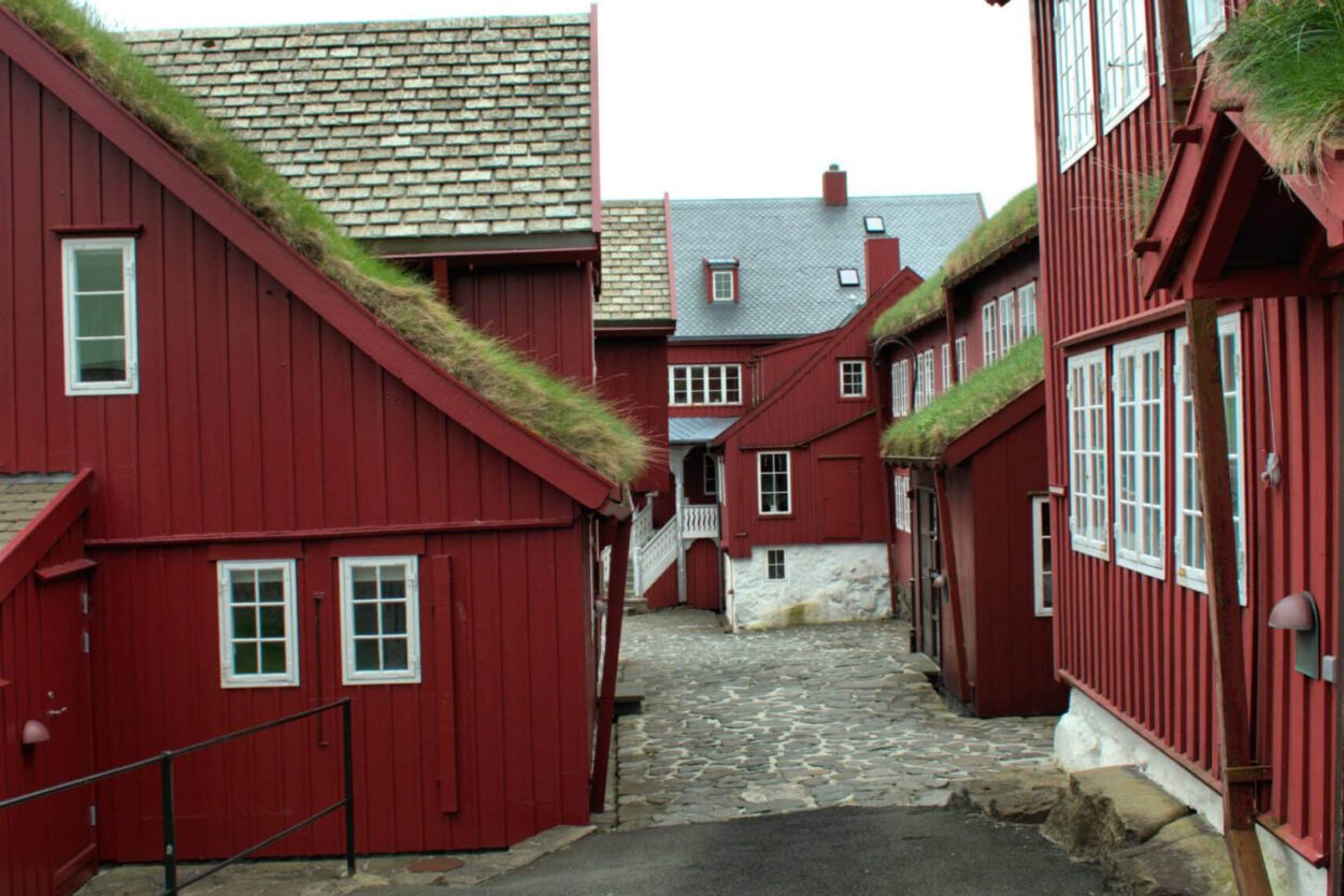 Ein rotes Gebäude mit grünem Dach.