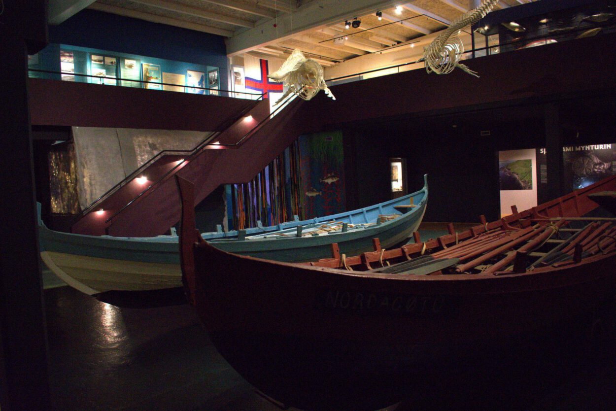 Die Boote stehen in einem Museum.