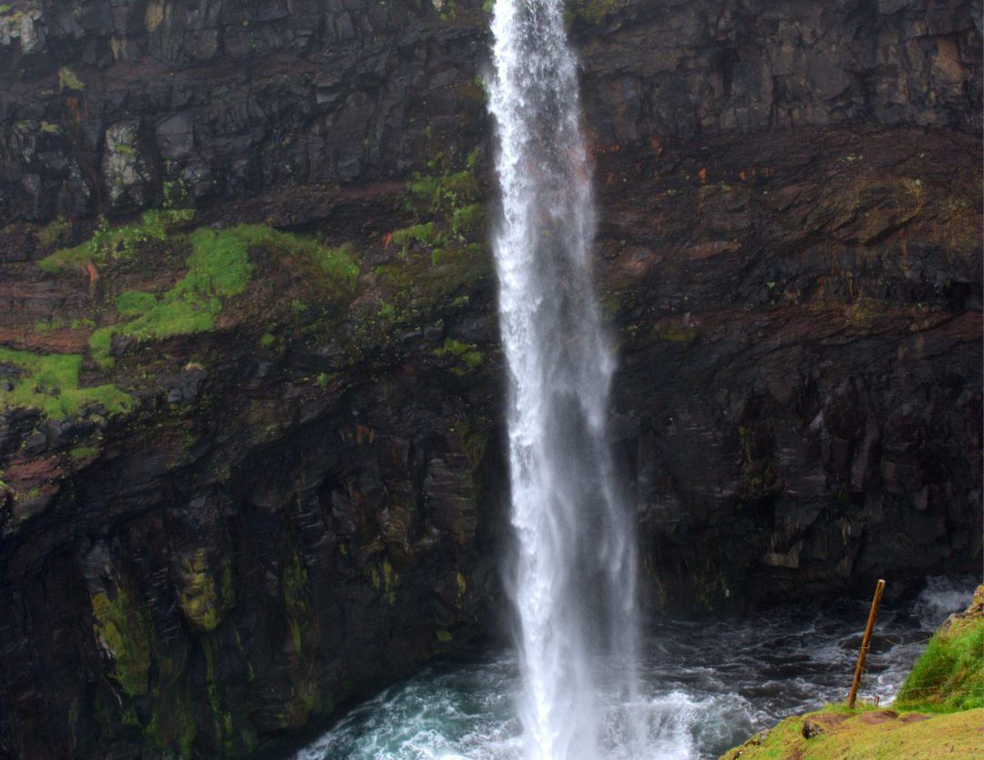 Ein Wasserfall inmitten einer Klippe.