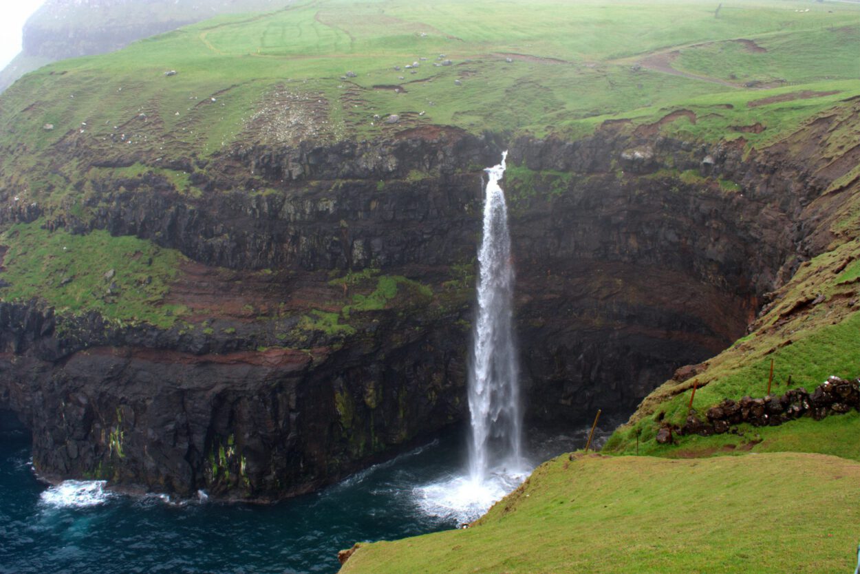 Ein Wasserfall an der Seite einer Klippe.