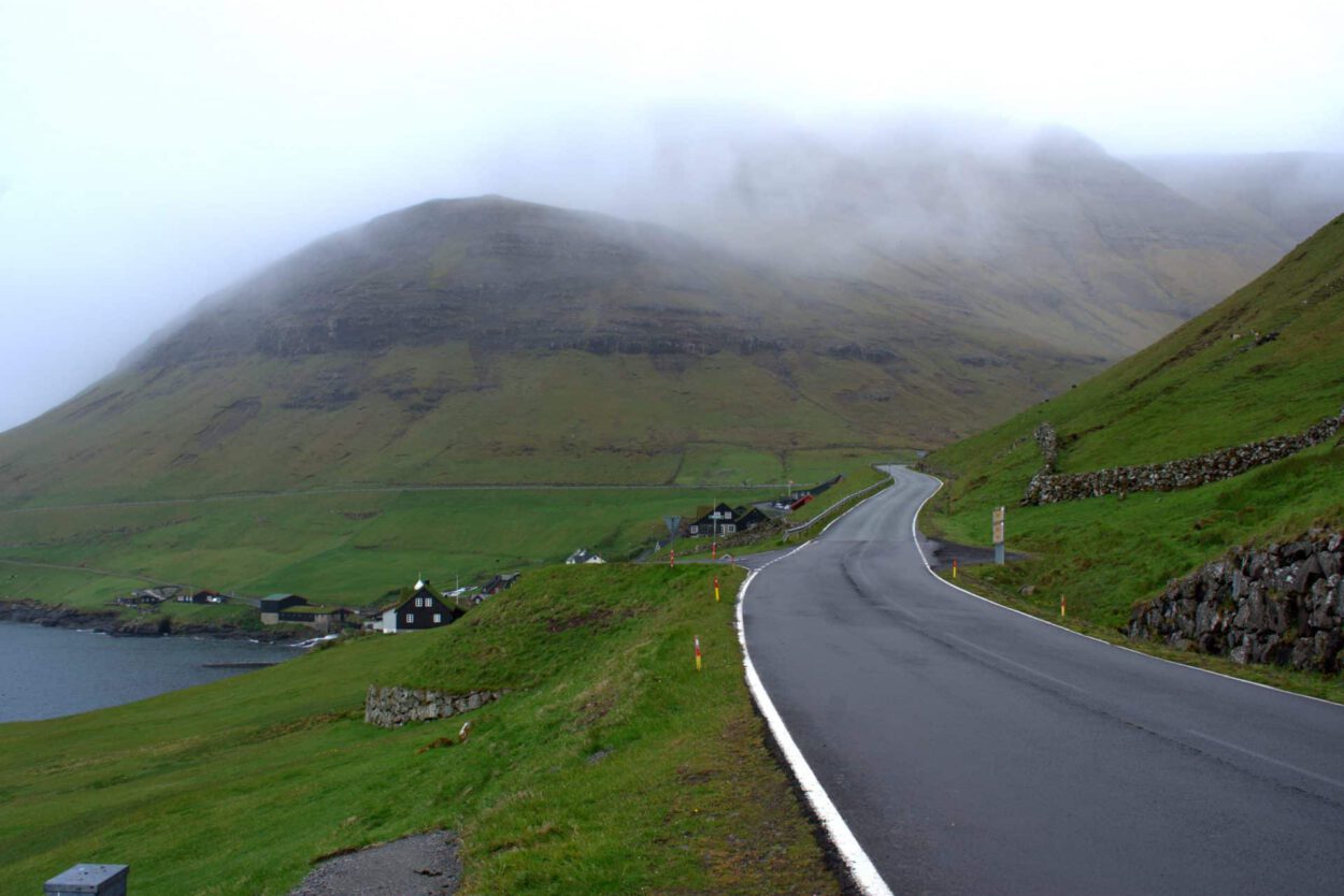 Eine Straße mit einem Berg im Hintergrund.