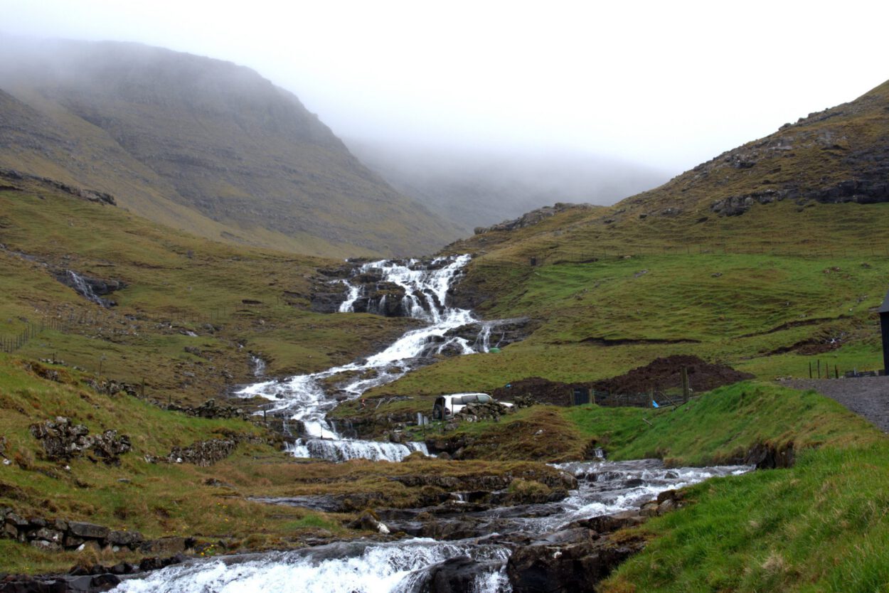Ein Wasserfall mitten auf einem Berg in Schottland.