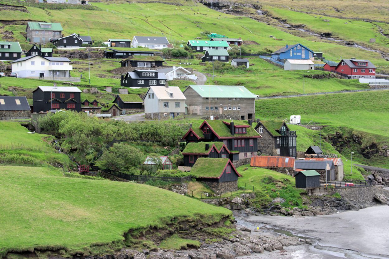 Ein kleines Dorf auf einem Hügel direkt am Meer.