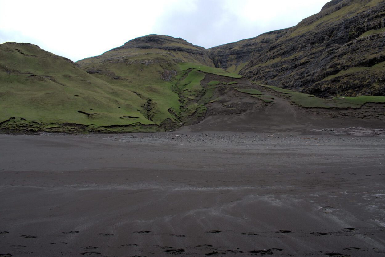 Schwarzer Sandstrand in Island.