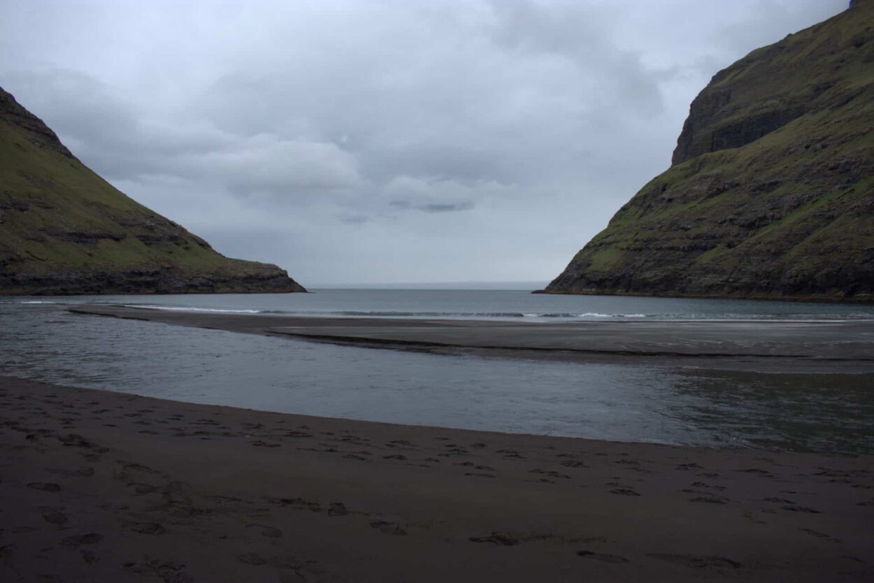 Ein schwarzer Sandstrand in Island.