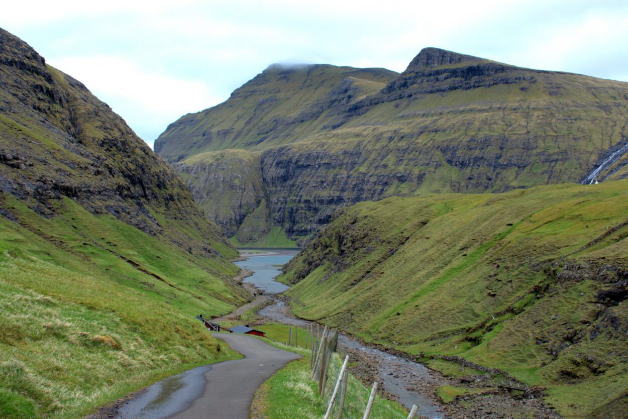 Eine Straße, die zu einem Wasserfall in Island führt.