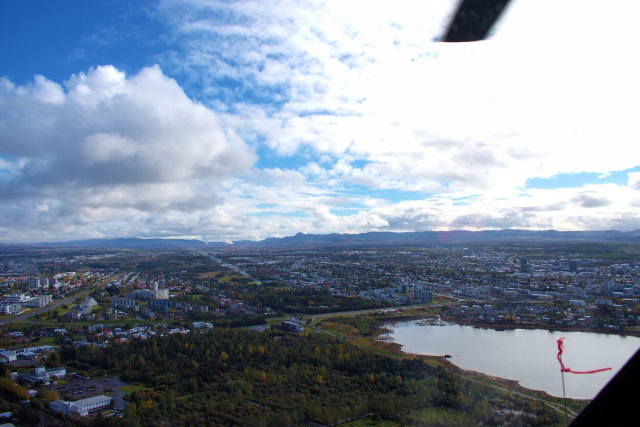 Ein Blick auf eine Stadt aus einem Hubschrauber.