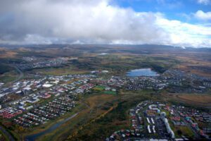 Eine Luftaufnahme einer Stadt in Island.