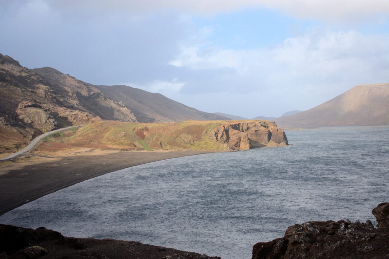 Ein schwarzer Sandstrand in Island.