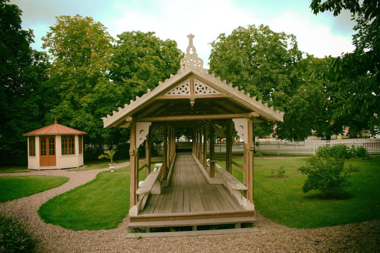 Ein hölzerner Pavillon in einem Park.