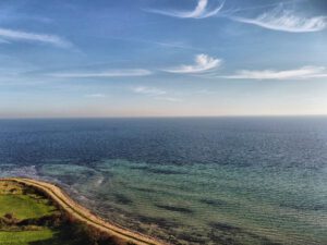 Ein Blick auf das Meer von der Spitze eines Hügels.
