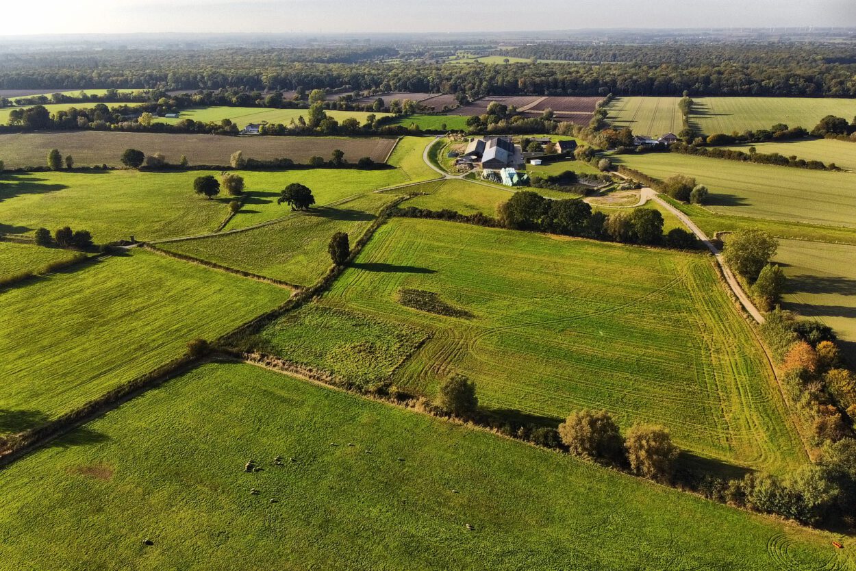 Eine Luftaufnahme eines Bauernhofs und von Feldern.