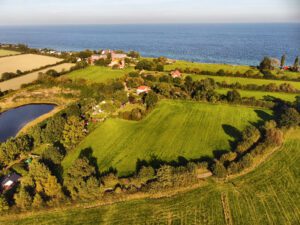 Eine Luftaufnahme einer Farm in der Nähe des Ozeans.
