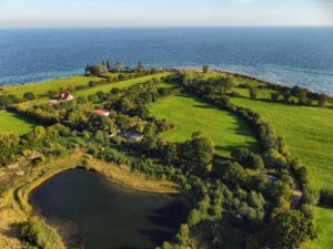 Eine Luftaufnahme einer Farm in der Nähe des Ozeans.