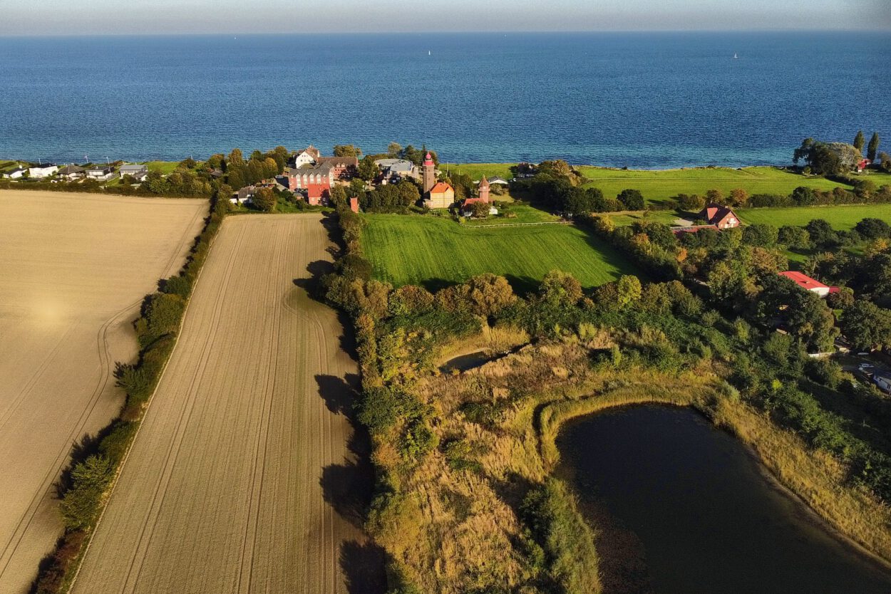 Eine Luftaufnahme einer Farm in der Nähe des Ozeans.