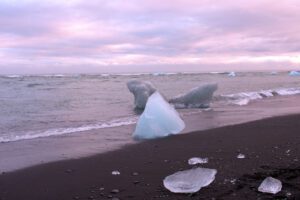 Eisberge an einem Strand.