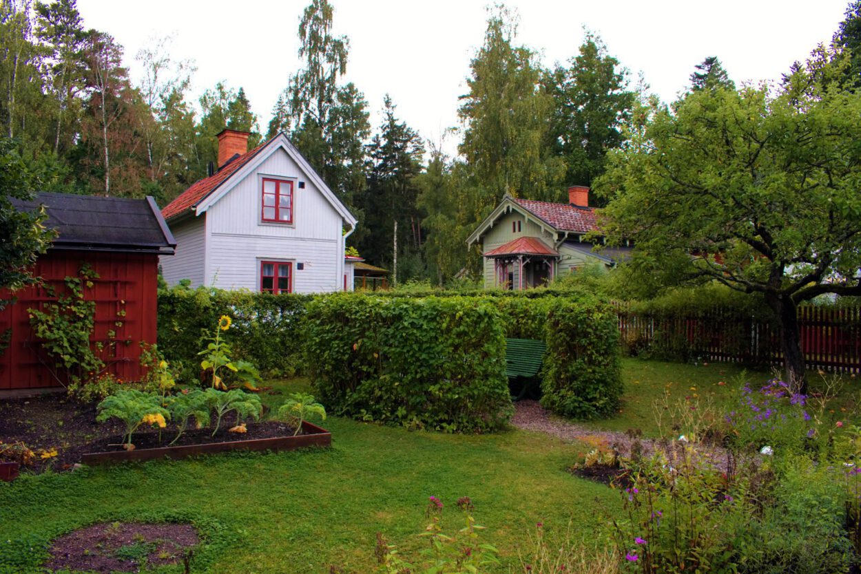 Ein kleines Haus in einem Garten.