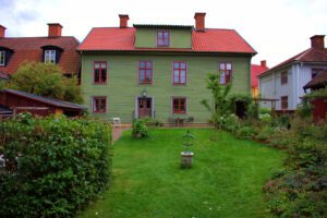 Das Haus ist grün.