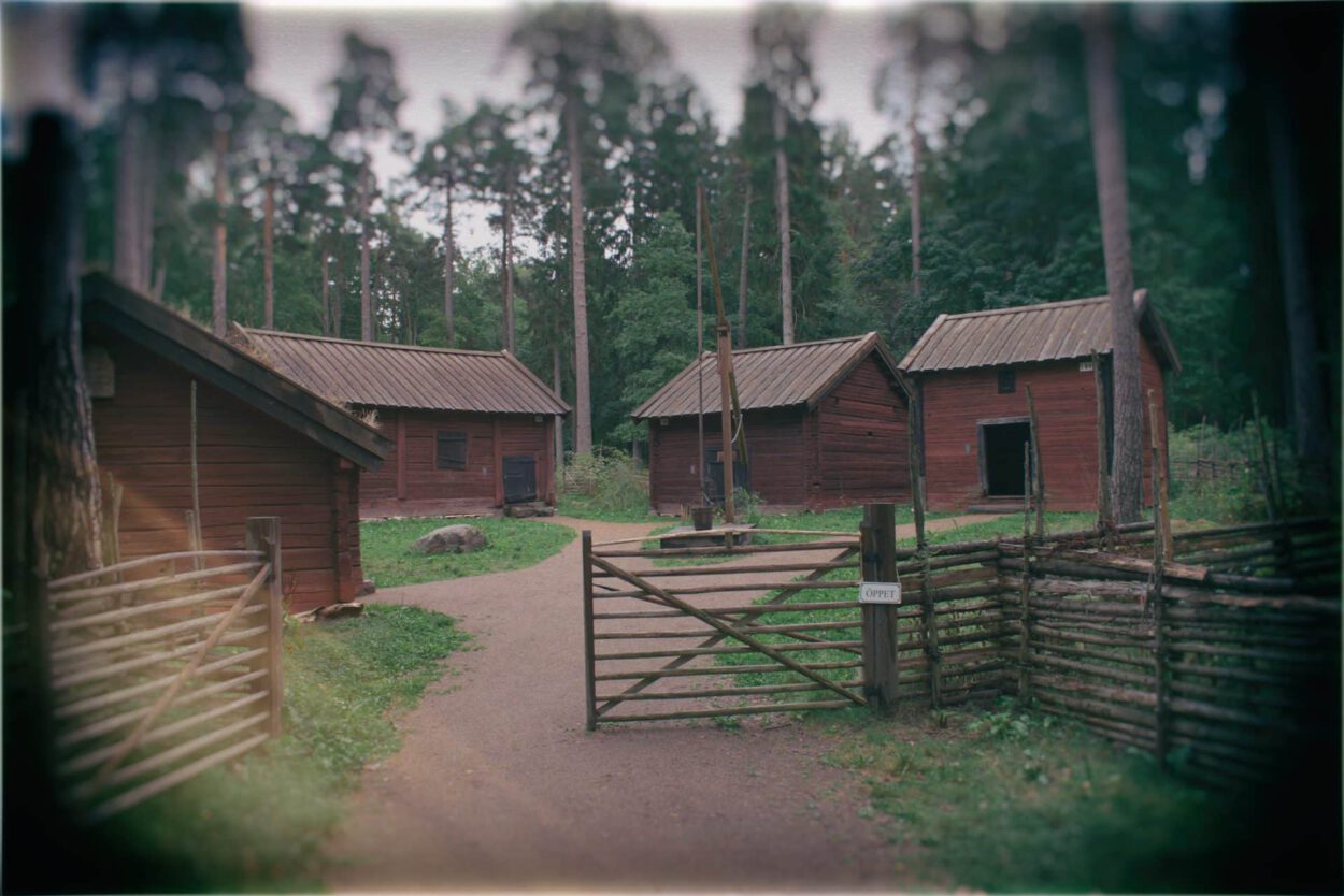 Eine Gruppe von Holzhütten in einem Waldgebiet.