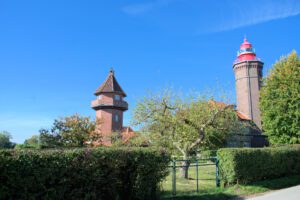 Ein rot-weißer Leuchtturm.
