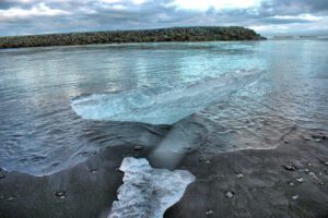 Ein Stück Eis, das in einem Gewässer schwimmt.