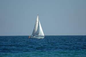 Ein Segelboot im Ozean.