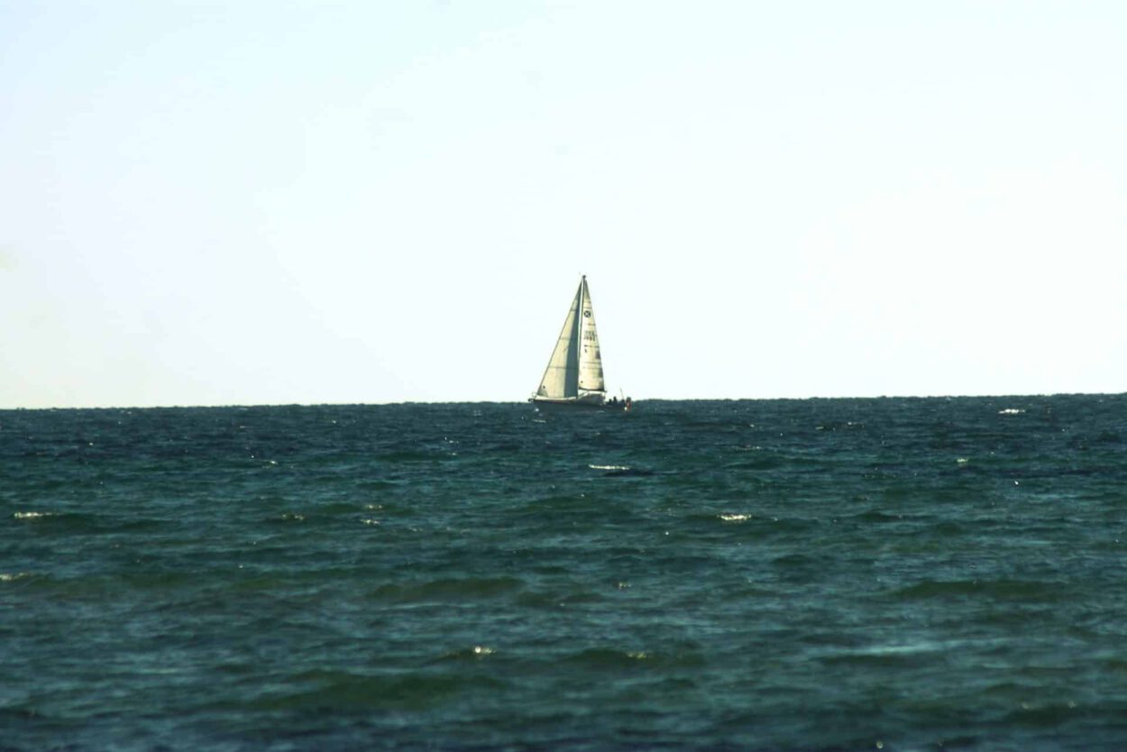 Ein Segelboot im Ozean.