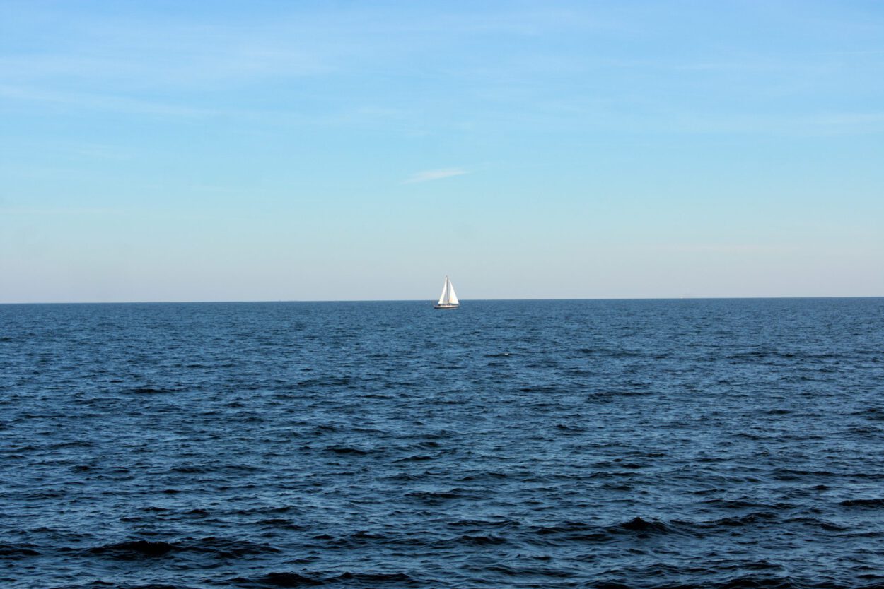 Ein Segelboot mitten im Ozean.