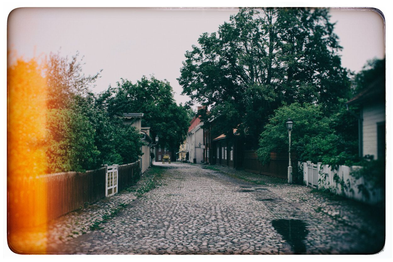 Ein Foto einer Kopfsteinpflasterstraße in Polen.