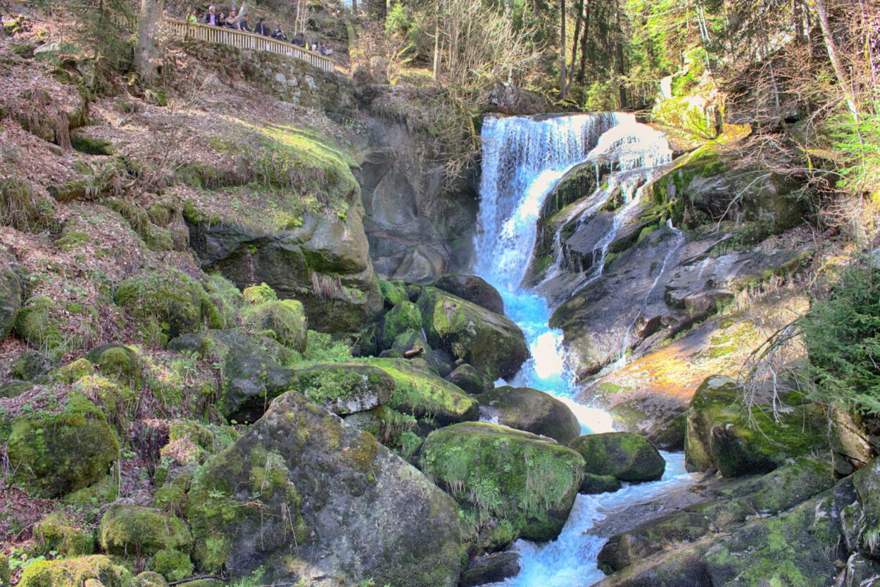 Ein Wasserfall im Wald mit Moos auf den Felsen.