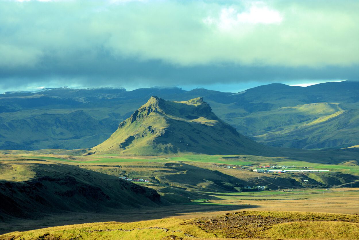 Eine Bergkette in Island.