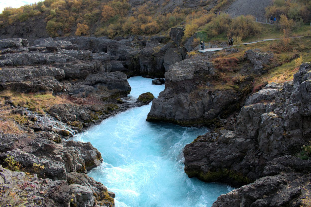 Ein Fluss, der durch ein felsiges Gebiet fließt.