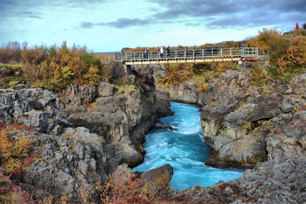 Eine Brücke über einen Fluss in Island.