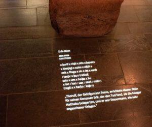 Ein Gedicht wird auf den Boden eines Gebäudes projiziert.