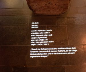 Ein Bild eines Steins mit einem darauf geschriebenen Gedicht.