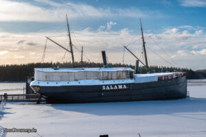 Ein Boot auf einem zugefrorenen See.