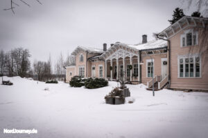 Das alte Pfarrhaus, es ist Winter, es liegt viel Schnee am Haus.