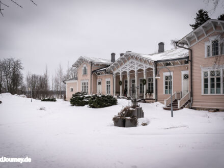 Das alte Pfarrhaus, es ist Winter, es liegt viel Schnee am Haus.