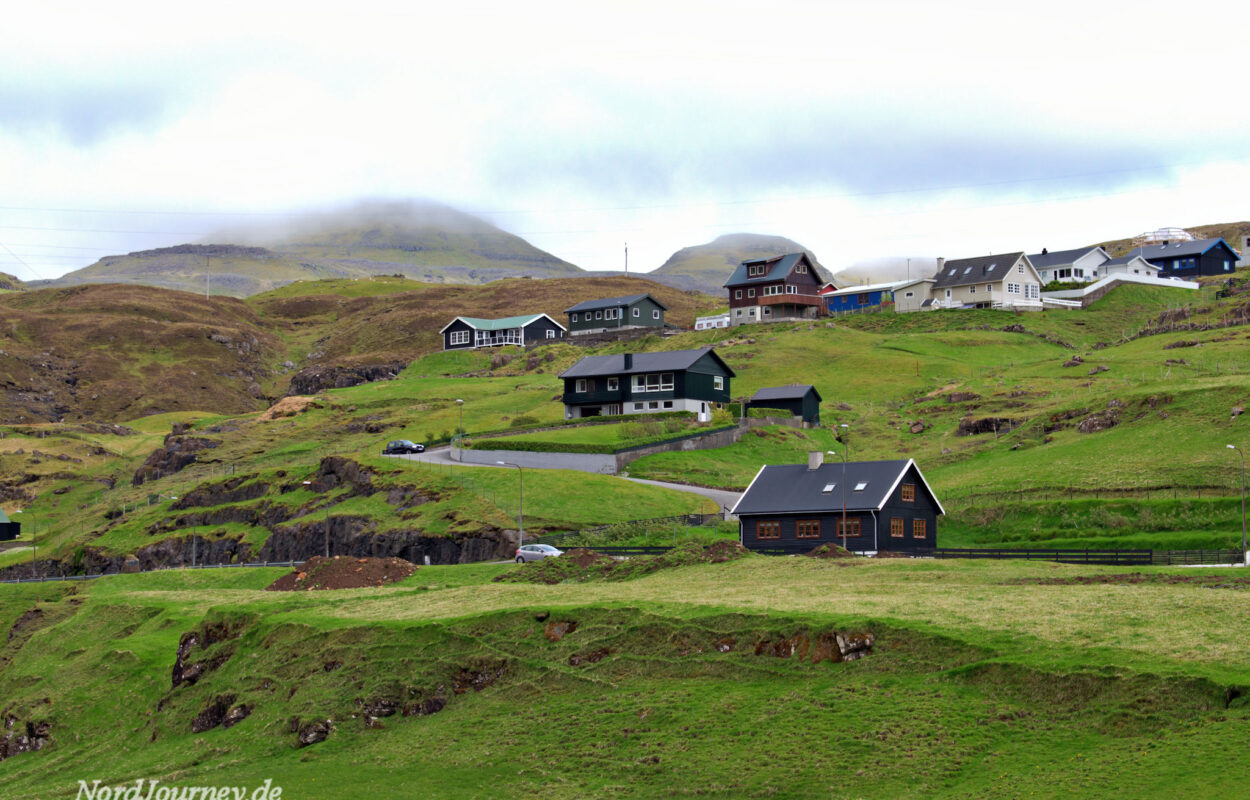 Ein kleines Dorf am Hang eines Hügels.