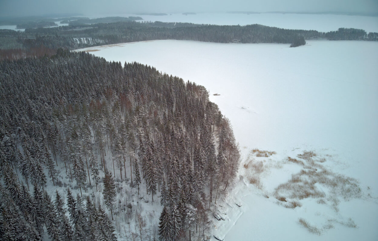 Eine Luftaufnahme eines schneebedeckten Sees.