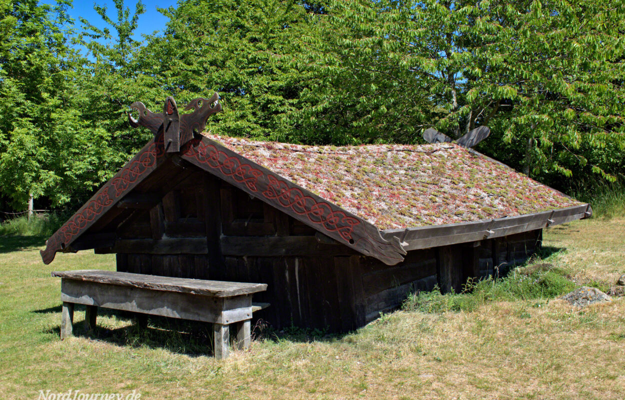 Ein Holzgebäude mit Dach.