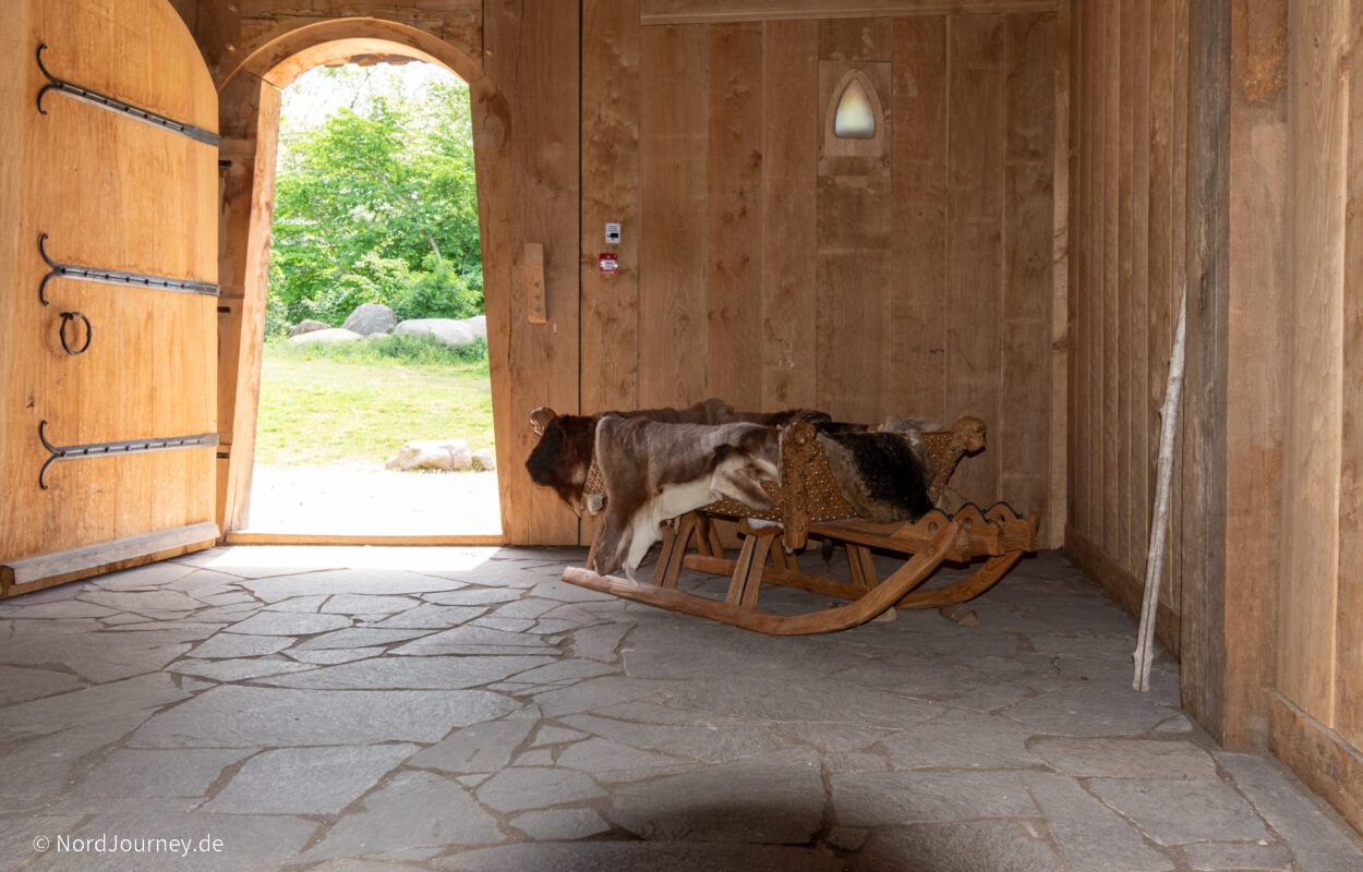 Eine Holztür mit einem Pferd darin.