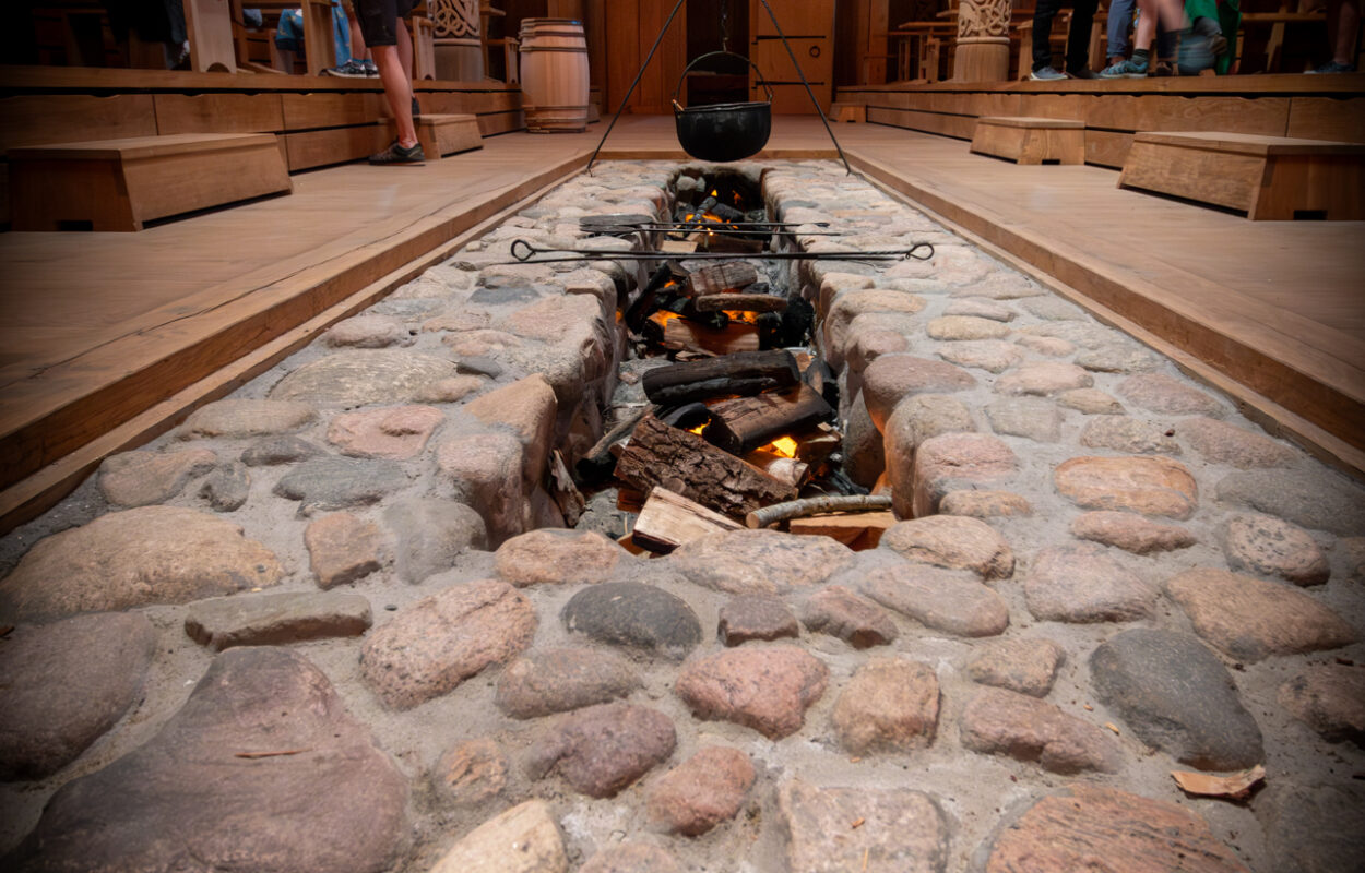 Ein Holzboden mit einer Feuerstelle in der Mitte.