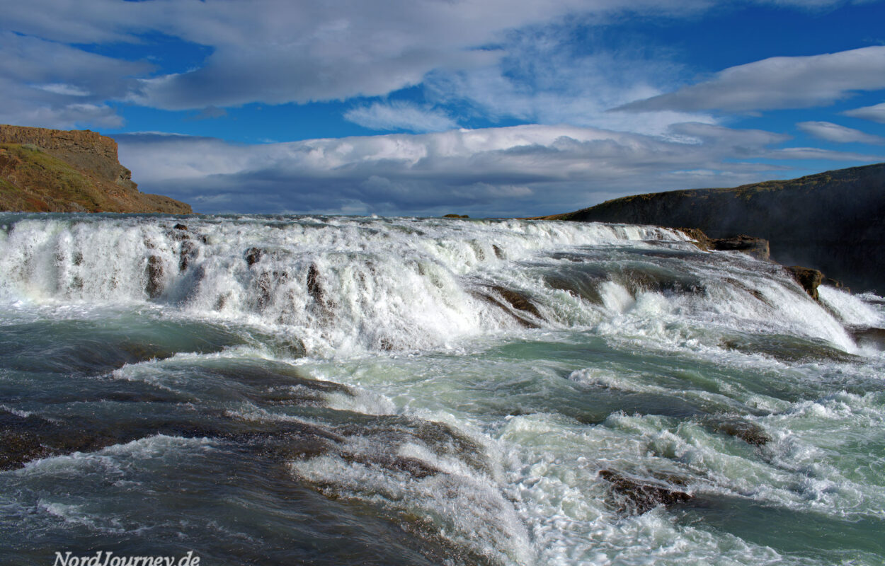 Ein Wasserfall in Island.