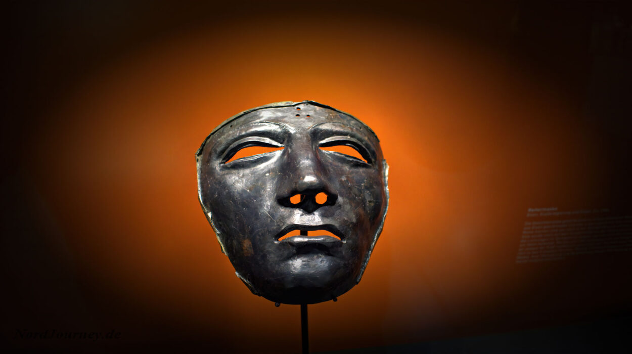 Eine Maske, ausgestellt in einem Museum.