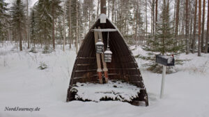 Ein Holzboot im Schnee.